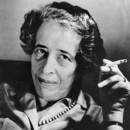 Historische Fotografie der Philosophin Hannah Arendt, mit einer Zigarette in der Hand, 1969.