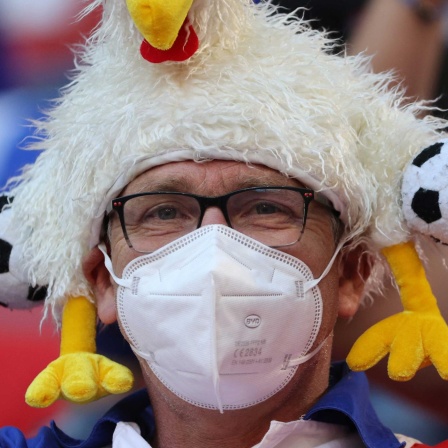 Mit Mundschutz ins Stadion - Fußball schauen ohne Maske erhöht Infektionszahlen