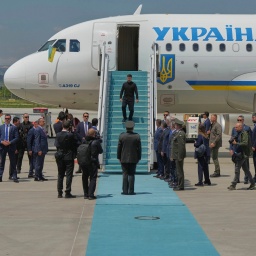 kraines Präsident Wolodymyr Selenskyj kommt im Flugzeug auf dem Flughafen Esenboga in Ankara an.