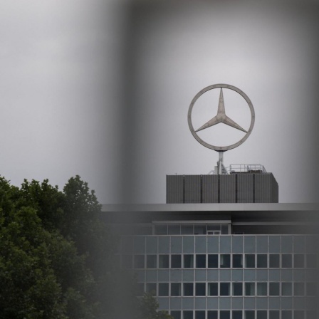 Das Logo der Automarke Mercedes-Benz der Daimler AG ist am 24.07.2017 in Stuttgart (Baden-Württemberg) auf einem Gebäude des Werks Untertürkheim, in dem sich auch die Konzernzentrale befindet, zu sehen.