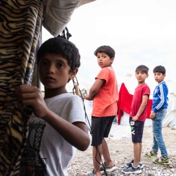 ARCHIV: 24.09.2020, Kinder im Flüchtlingslager Kara Tepe auf Lesbos (Bild: picture alliance/NurPhoto/Vassilis A. Poularikas)