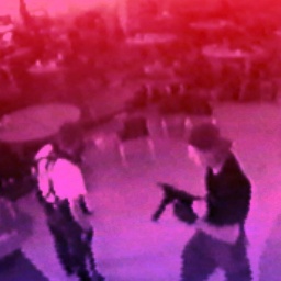Illustration: WDR Hörspiel-Podcast "Dunkle Seelen": Überwachungsvideo der Columbine High School, das Foto ist dunkel lila-rot hinterlegt.