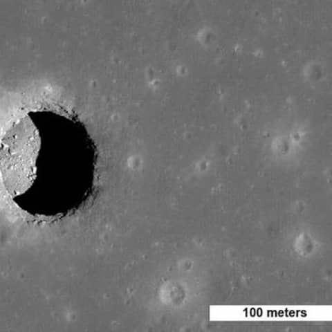 Blick auf den Mare Tranquillitatis Pit, das größte Skylight des Mondes. Am Grund dieser 100 Meter großen Öffnung beginnt ein großer Lavagang, wie nun Radaranalysen bestätigen.