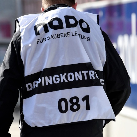 Ein Mitarbeiter der  Nationalen Anti Doping Agentur (NADA) im Stadion (2017).