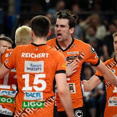 Berlins Jake Hanes (M) jubelt mit seinen Mitspielern nach dem 1:3-Sieg über Lüneburg auf dem Spielfeld