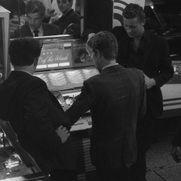 Jugendliche in einer Spielothek an einer Jukebox