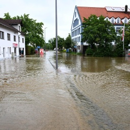 Wasser steht in den Straßen in Allershausen. Nach starken Regenfällen gibt es in der Region Hochwasser mit Überschwemmungen.