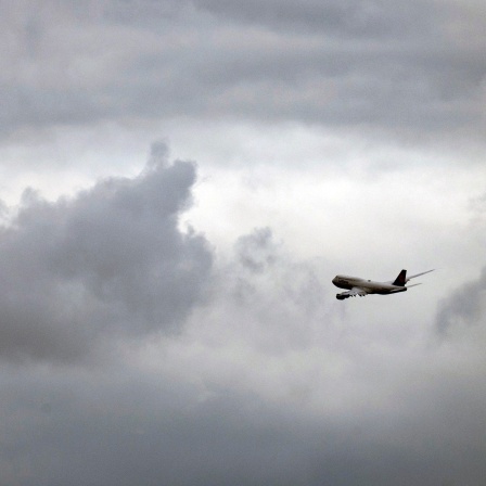 Ein Flugzeug in den Wolken