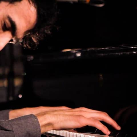 Der armenische Pianist Tigran Hamaysan singend am Klavier.