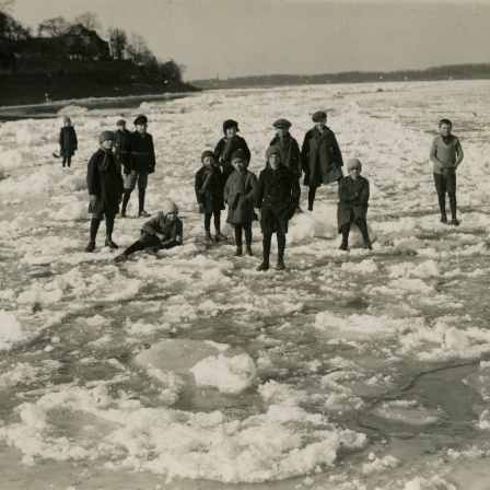 Kinder stehen 1929 auf dem zugefrorenen Rhein