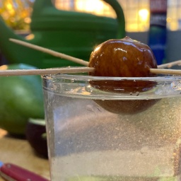 Ein Avocadokern in einem Glas mit Wasser