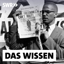 Malcolm X  hält am 6. August 1963 während einer Veranstaltung in New York eine Rede und hält vor dem Publikum eine Zeitung hoch. Mit seinem Kampfgeist und Einsatz für die Rechte der Schwarzen inspirierte er zahlreiche Bewegungen, die sich für die Rechte der Schwarzen in den USA einsetzten, zuletzt die Black-Lives-Matter-Bewegung.