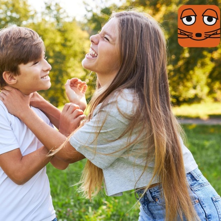 Bruder und Schwester beim Rangeln und Raufen