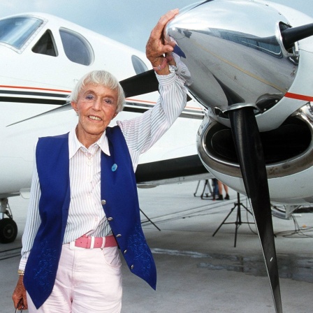 Beate Uhse, Gründerin der Beate Uhse AG, 1999 vor ihrem Privatjet