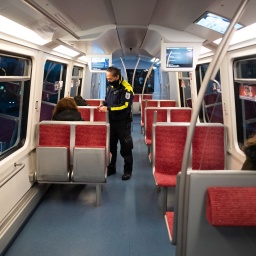 Ein Mitarbeiter kontrolliert im Rahmen eines bundesweiten Aktionstages in einem Zug die Fahrkarten.