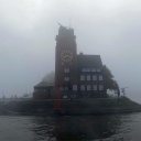 Ein Blick auf das Lotsenhaus Seemannshöft in Finkenwerder im leichten Nebel.