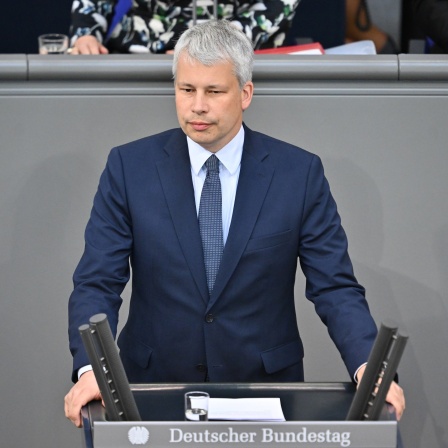 Steffen Bilger (CDU), Parlamentarischer Geschäftsführer, spricht vor dem zweiten Wahlgang zur Wahl des Bundeskanzlers im Plenarsaal. 