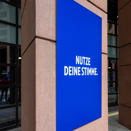 Blaue Tafeln mit der Aufschrift "NUTZE DEINE STIMME" zur anstehenden Europawahl an den Pfeilern des Innenhofs im EU-Tagungsgebäude in Strassburg.