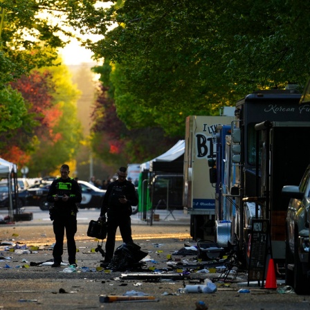 Mitglieder des forensischen Teams der Polizei von Vancouver untersuchen den Tatort, an dem ein Fahrzeug während eines philippinischen Kulturfestes in Vancouver in eine Menschenmenge fuhr.