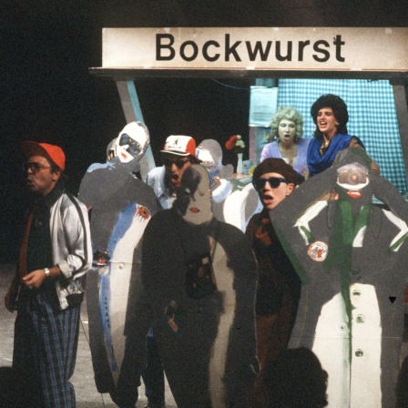 Szene des Rock-Musicals &#034;Linie 1&#034; an einem Bockwurststand im Berliner Grips-Theater.