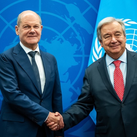 Bundeskanzler Olaf Scholz (SPD), steht neben Antonio Guterres (r), Generalsekretär der Vereinten Nationen UN zu Beginn eines bilateralen Gesprächs.