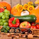 Tablett mit Obst und Gemüse zu Erntedank