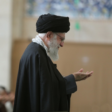 Ajatollah Ali Chamenei (r), Oberster Führer des Iran, leitet das Eid al-Fitr-Gebet.