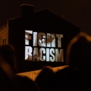 "Fight Racism" mit den Gesichtern der Opfer steht auf einer Hausfassade an der Camberger Brücke zum Gedenken an die Opfer der rassistisch motivierten Anschläge von Hanau im Jahr 2020. Das Künstlerkollektiv âKollektiv ohne Namenâ fürhte die Aktion durch.