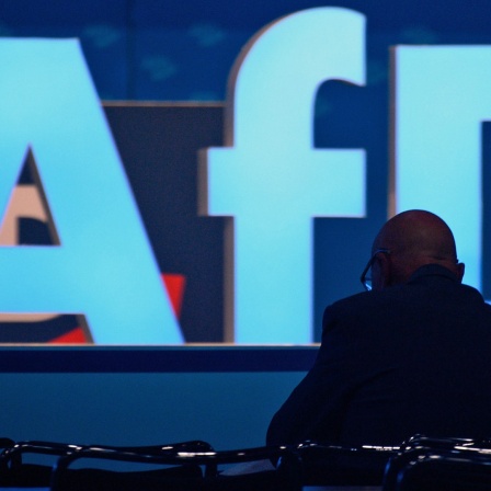 Ein Delegierter der AfD wartet auf den Beginn der Europawahlversammlung in Magdeburg.