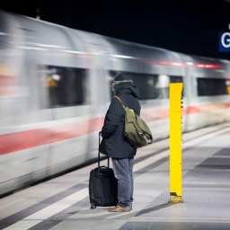 Ein ICE fährt am Berliner Hauptbahnhof ein. Seit Montag früh (29.01.24) ist der GDL-Streik beendet.