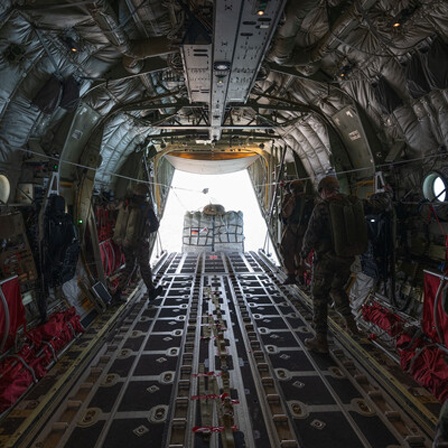 Paletten mit Lebensmitteln werden aus einer C-130 Hercules Transportmaschine der Luftwaffe über dem Gazastreifen abgeworfen.