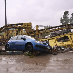 Ein beschädigtes Auto auf einer überfluteten Straße während heftiger Unwetter in Volos in Griechenland.