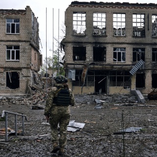 Ein ukrainischer Soldat vor zerstörten Häusern in Awdijiwka in der Region Donezk (Archiv)