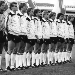 Die deutsche Fußballnationalmannschaft nimmt am 22.5.1984 in Zürich vor einem inoffiziellen FIFA-Spiel gegen Italien (1:0) Aufstellung zum Anhören der Hymnen