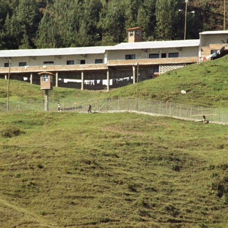 Kleidung hängt zum Trocknen vor einem Gefängnis, das speziell für den kolumbianischen Drogenboss Pablo Escobar eingerichtet wurde - nach seinem Geschmack
