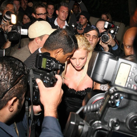 Britney Spears umringt von Paparazzi auf dem Weg zu einer Privatparty in Beverly Hills, Kalifornien, am 1. Dezember 2007 