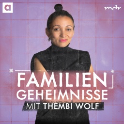 Cover für den Podcast "Familiengeheimnisse" Host Thembi Wolf blickt mit verschränkten Armen lächelnd in die Kamera, schwarzes ärmelloses Kleid, schwarze Haare zu einem Dutt, pinker Lippenstift