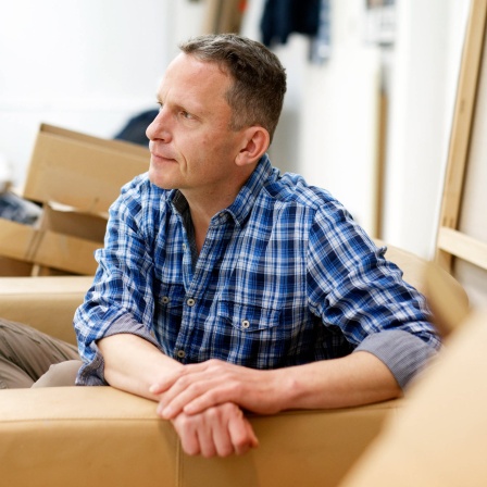 Norbert Bisky, Maler, sitzt in seinem Atelier im Rahmen eines Interviews mit der Deutschen Presse-Agentur.