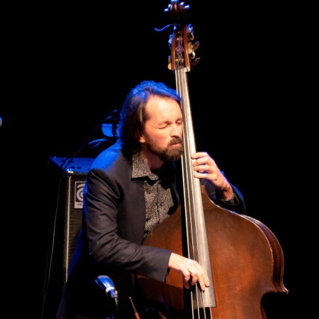 Der Kontrabassist Pablo Caminero spielt sein Intrument auf der Bühne.