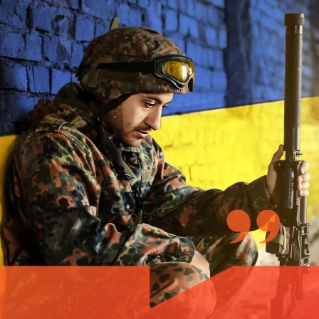 Ein erschöpfter ukrainischer Soldat mit einer Waffe lehnt an einer Wand, die in den Farben der ukrainischen Flagge gestrichen ist. | Bild: stock.adobe.com/Yauhen