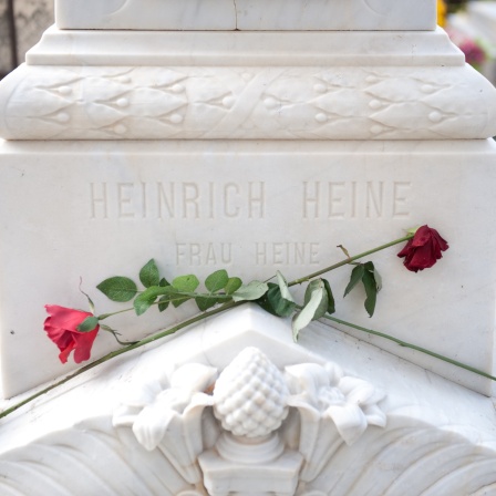 Das Grab des deutschen Dichters Heinrich Heine auf dem Friedhof am Montmartre, Paris.