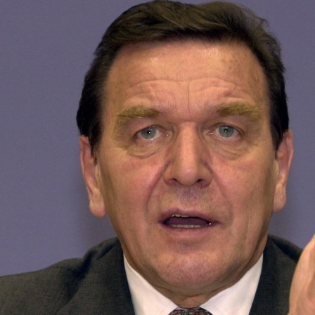Bundeskanzler Gerhard Schröder (SPD) spricht am 6.11.2001 auf einer Pressekonferenz in Berlin. Vor Medienvertretern wurde bekannt, dass die Bundesregierung erstmals seit dem Zweiten Weltkrieg deutsche Soldaten für einen Kampfeinsatz bereitstellen wird. Den USA sollen rund 3900 Mann im Afghanistan-Konflikt zur Seite gestellt werden, sagte Schröder.