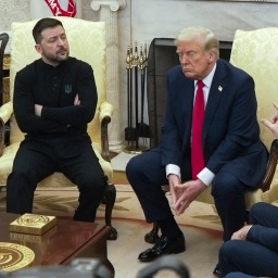 Vizepräsident JD Vance (rechts) spricht mit dem ukrainischen Präsidenten Wolodymyr Selenskyj (links), während Präsident Donald Trump im Oval Office im Weißen Haus zuhört