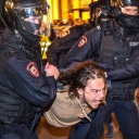 Ein Demonstrant wird in Moskau von der Polizei festgenommen. Er hatte gegen die Teilmobilmachung protestiert.