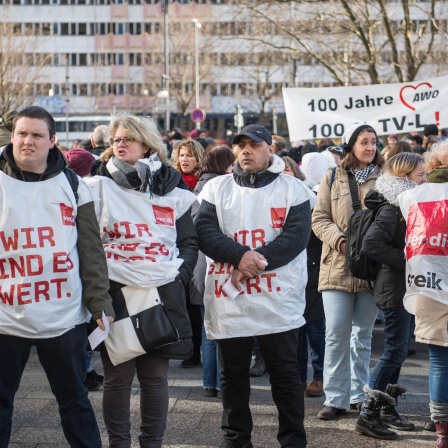 Teilnehmer bei einem von ver.di organisierten Warnstreik der Arbeiterwohlfahrt.