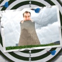 Eine Bildmontage zeigt eine Postkarte auf einer Dartscheibe. Sie zeigt den bayerischen Ministerpräsidenten Markus Söder, der aus dem Kühlturm eines Atomkraftwerks guckt.