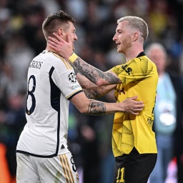 Marco Reus gratuliert und umarmt Toni Kroos