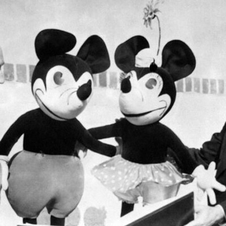 Historische schwarz-weiß-Aufnahme zeigt Walt Disney bei der Präsentation von Mickey Mouse.