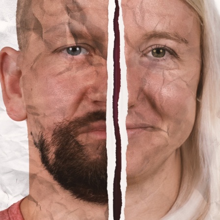 Zwei montierte Gesichtshälften vor zerknittertem Papier-Hintergrund: Pia und Markus (3. Staffel)