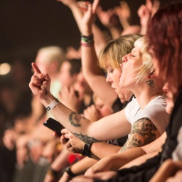 weibliche Fans auf einem Punkrock-Konzert in der ersten Reihe 